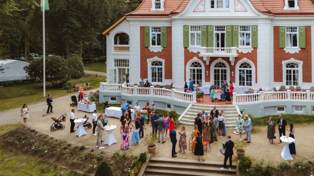 Hochzeitsgesellschaft vor einer eleganten Villa in Lüneburg.
