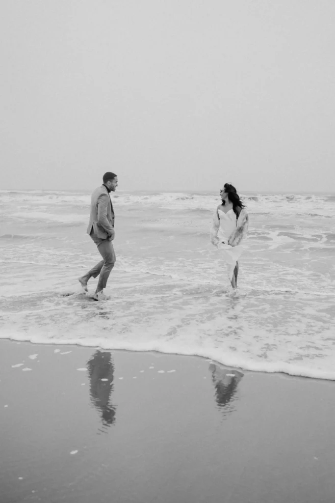 Romantischer Szene des Paares am Strand im Wasser.
