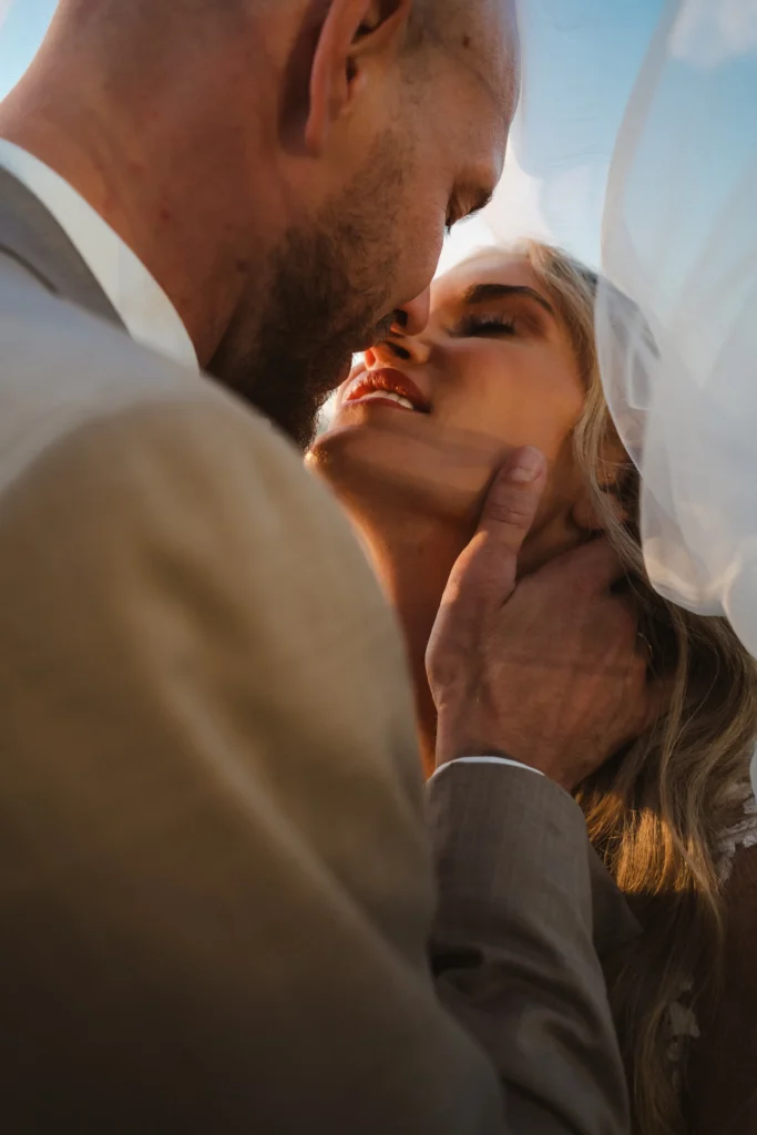 Inniger Moment zwischen Braut und Bräutigam bei der Hochzeit.