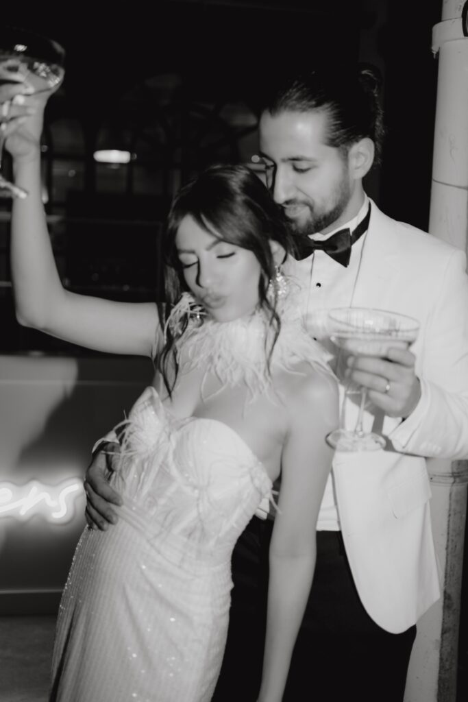 Anstoßen und Tanzen auf der after Wedding Party.